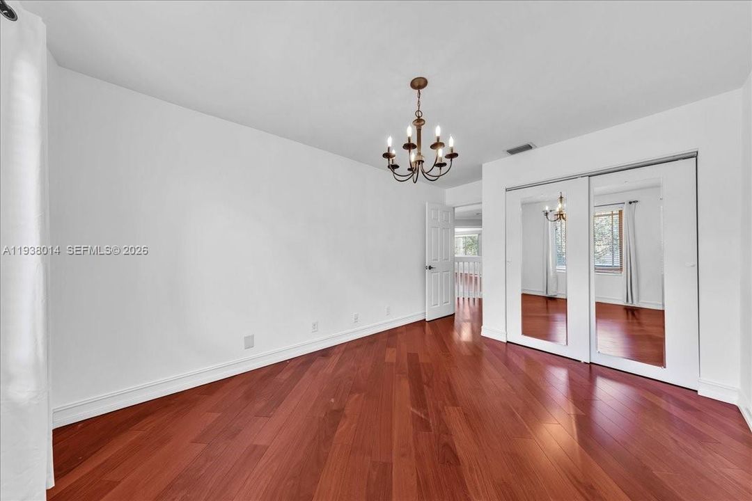 En Venta: $815,000 (4 camas, 2 baños, 2526 Pies cuadrados)