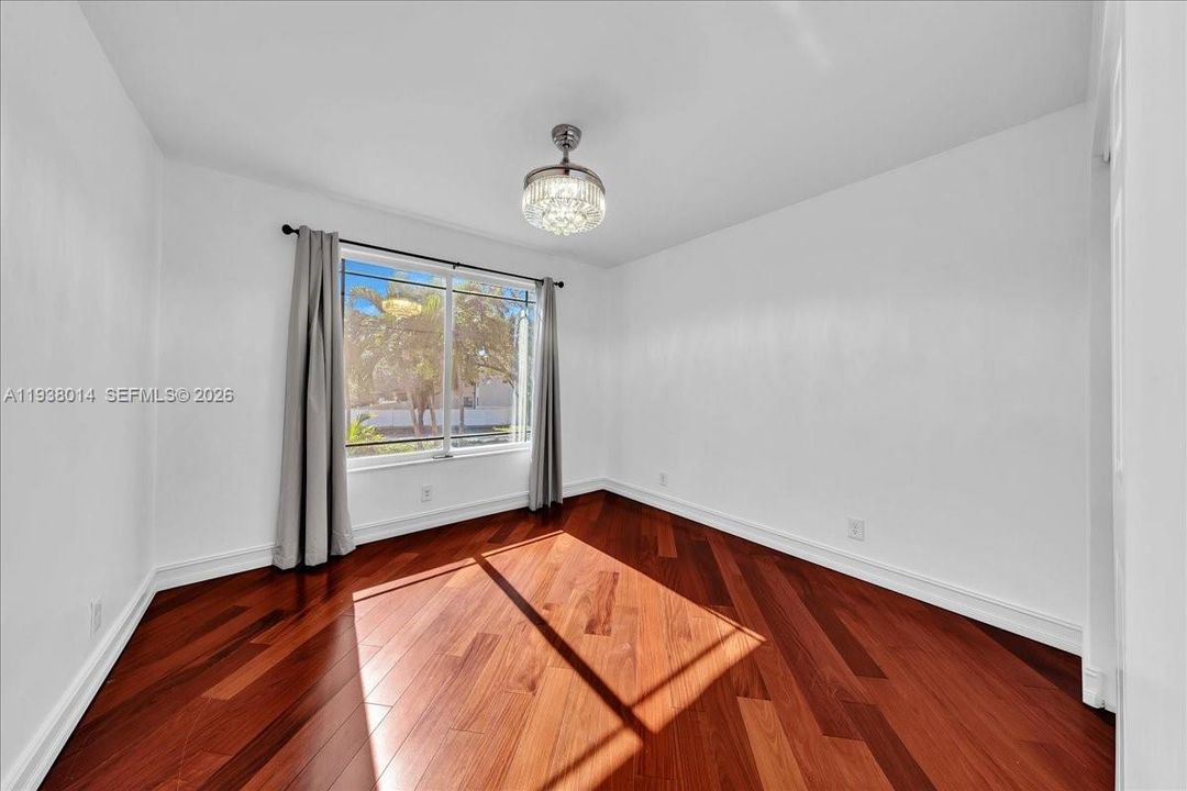 En Venta: $815,000 (4 camas, 2 baños, 2526 Pies cuadrados)