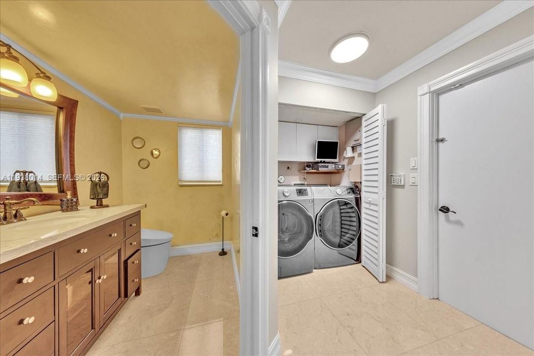 En Venta: $815,000 (4 camas, 2 baños, 2526 Pies cuadrados)