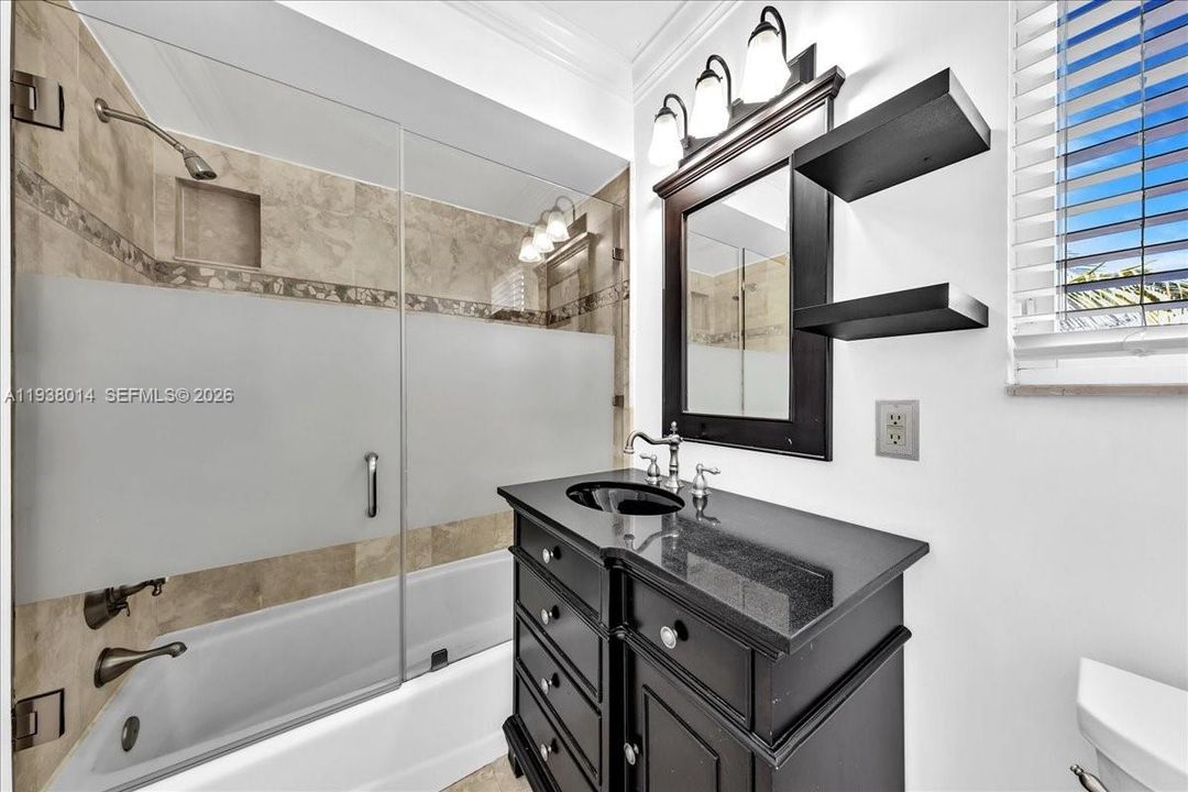 En Venta: $815,000 (4 camas, 2 baños, 2526 Pies cuadrados)