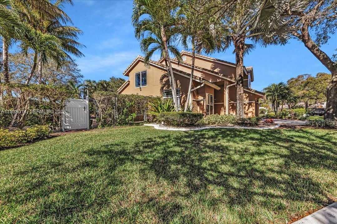 En Venta: $815,000 (4 camas, 2 baños, 2526 Pies cuadrados)