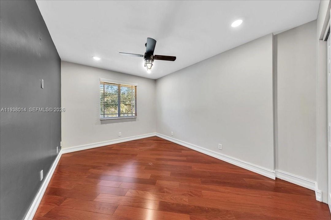 En Venta: $815,000 (4 camas, 2 baños, 2526 Pies cuadrados)