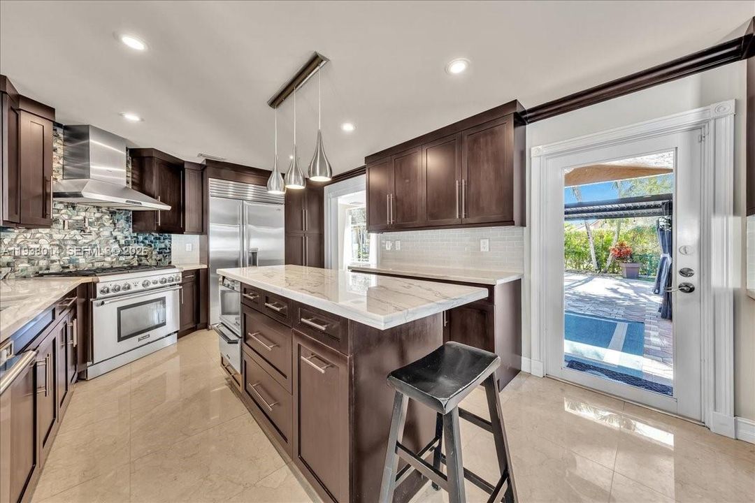 En Venta: $815,000 (4 camas, 2 baños, 2526 Pies cuadrados)