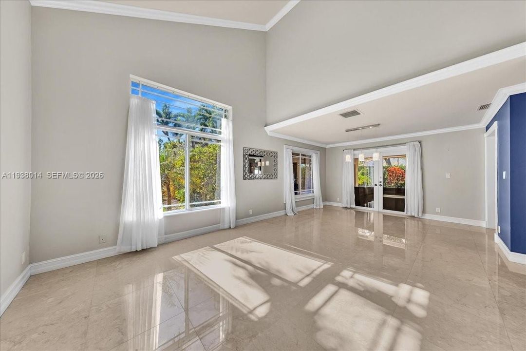 En Venta: $815,000 (4 camas, 2 baños, 2526 Pies cuadrados)