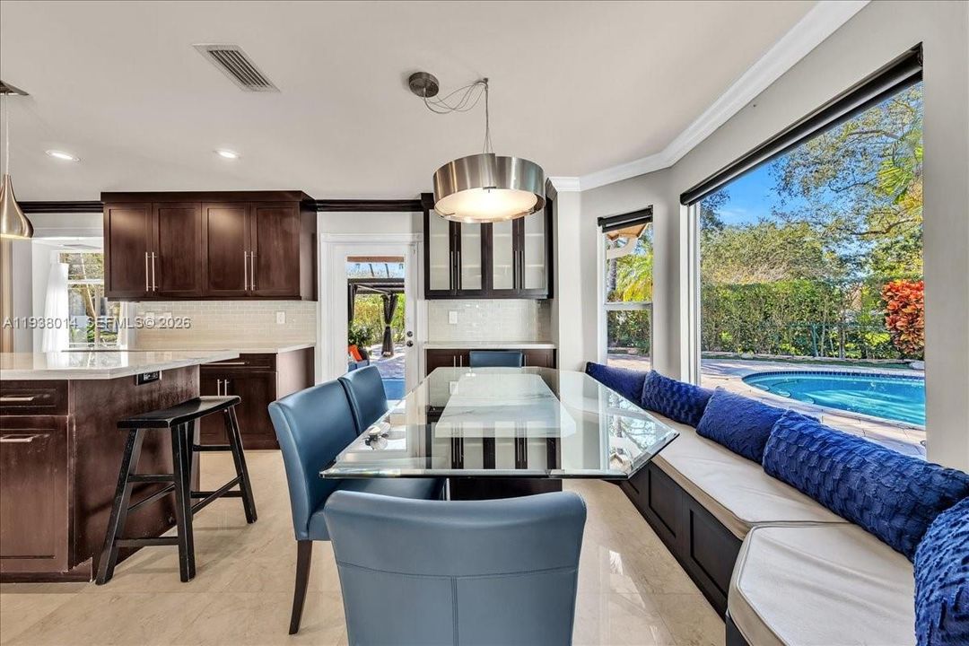 En Venta: $815,000 (4 camas, 2 baños, 2526 Pies cuadrados)