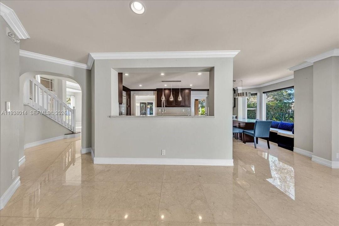 En Venta: $815,000 (4 camas, 2 baños, 2526 Pies cuadrados)