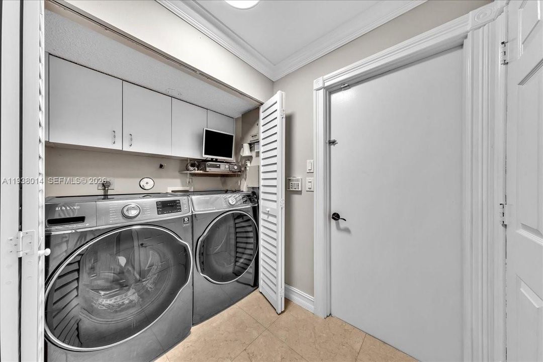 En Venta: $815,000 (4 camas, 2 baños, 2526 Pies cuadrados)