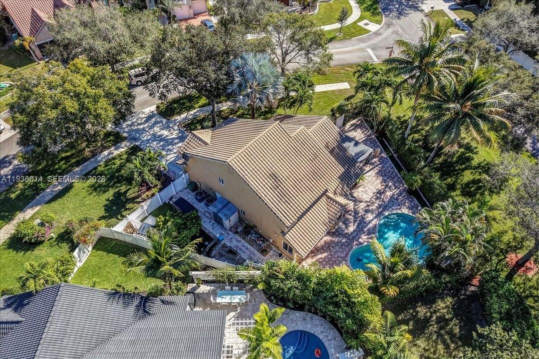 En Venta: $815,000 (4 camas, 2 baños, 2526 Pies cuadrados)