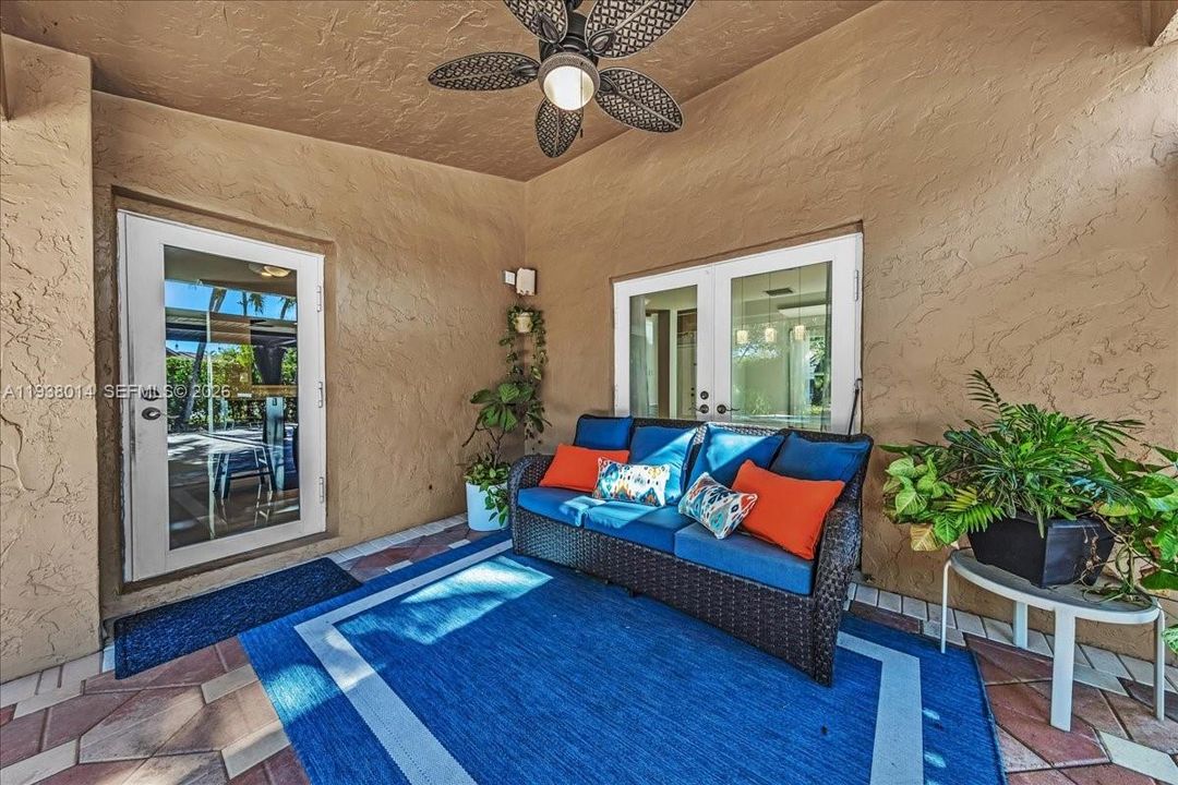 En Venta: $815,000 (4 camas, 2 baños, 2526 Pies cuadrados)