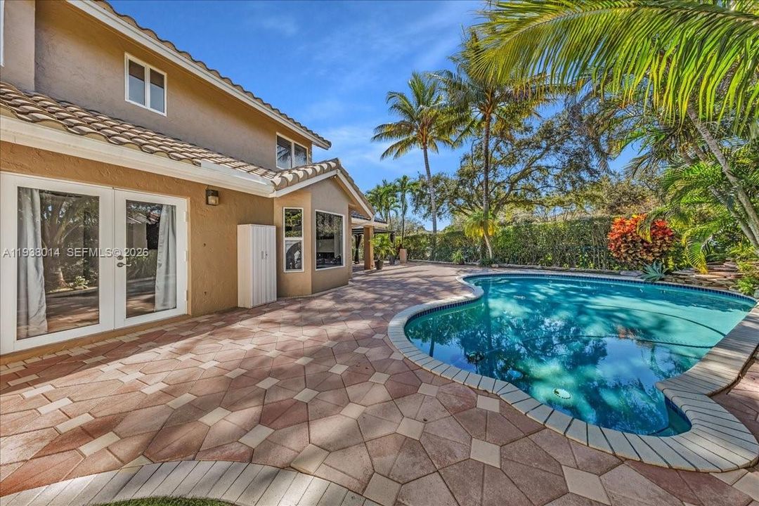 En Venta: $815,000 (4 camas, 2 baños, 2526 Pies cuadrados)