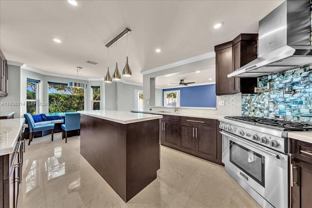 En Venta: $815,000 (4 camas, 2 baños, 2526 Pies cuadrados)