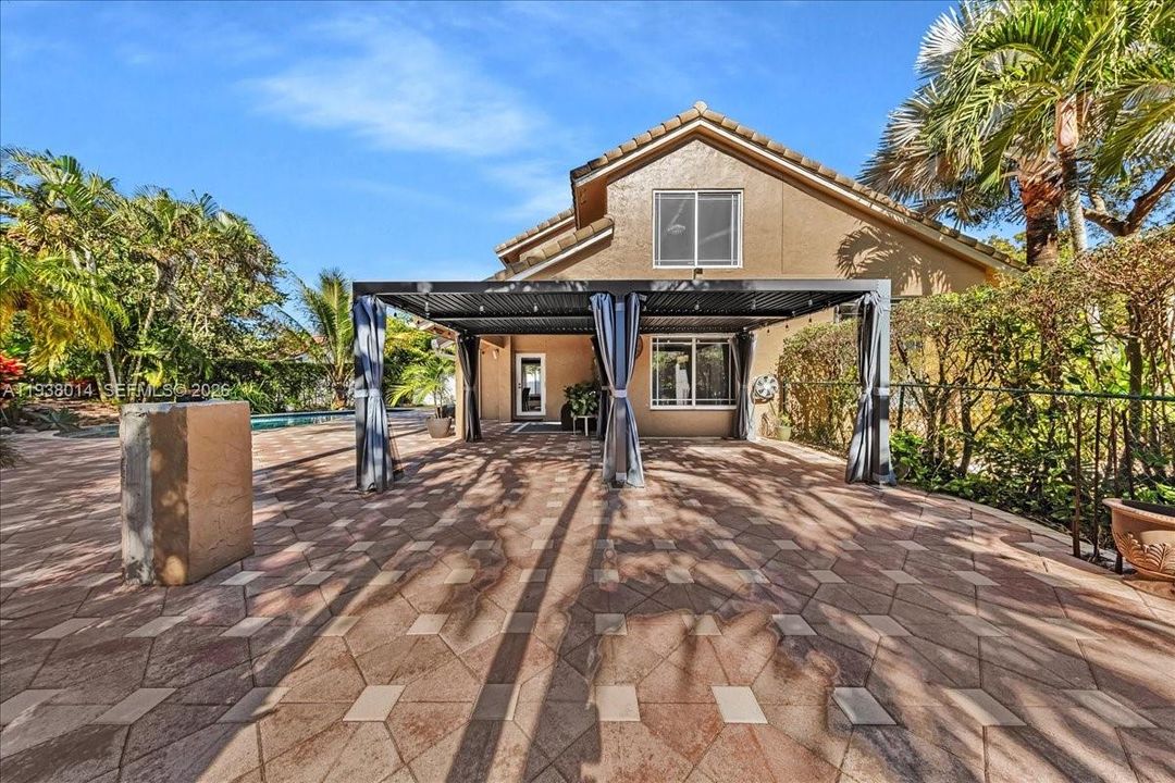 En Venta: $815,000 (4 camas, 2 baños, 2526 Pies cuadrados)