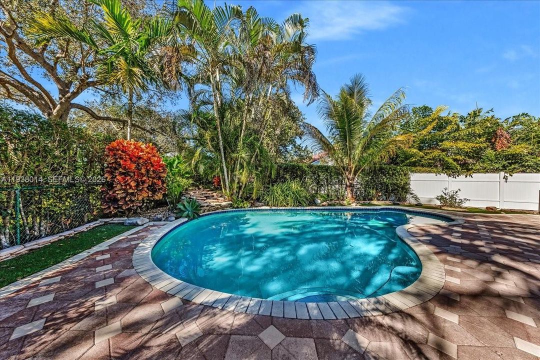 En Venta: $815,000 (4 camas, 2 baños, 2526 Pies cuadrados)