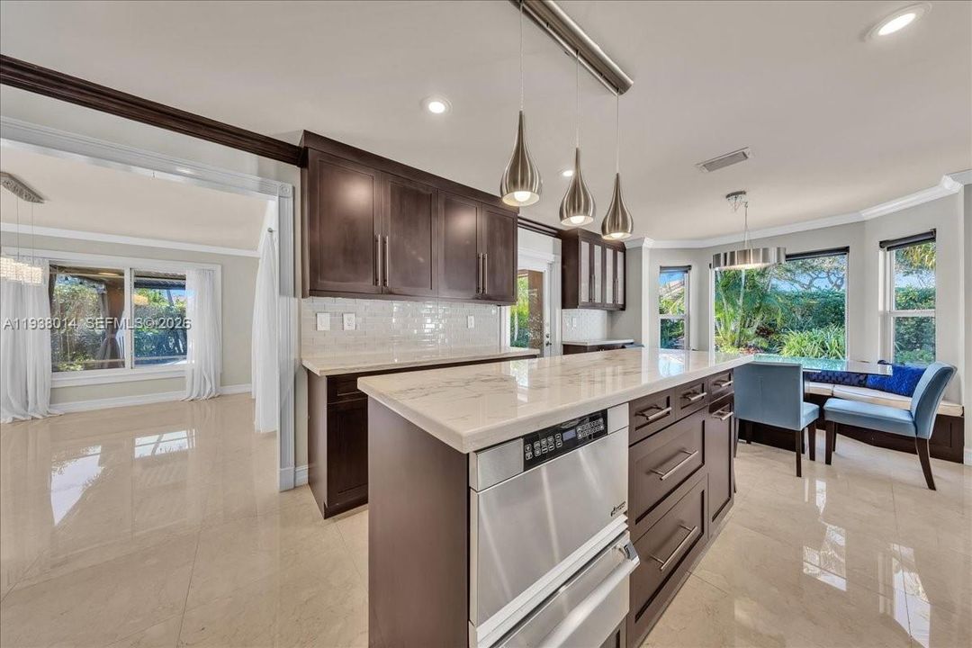 En Venta: $815,000 (4 camas, 2 baños, 2526 Pies cuadrados)