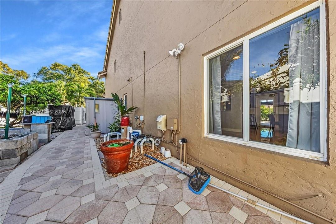 En Venta: $815,000 (4 camas, 2 baños, 2526 Pies cuadrados)