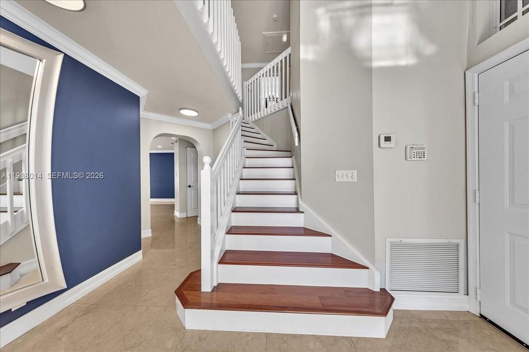 En Venta: $815,000 (4 camas, 2 baños, 2526 Pies cuadrados)