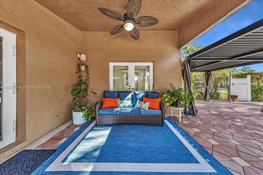 En Venta: $815,000 (4 camas, 2 baños, 2526 Pies cuadrados)