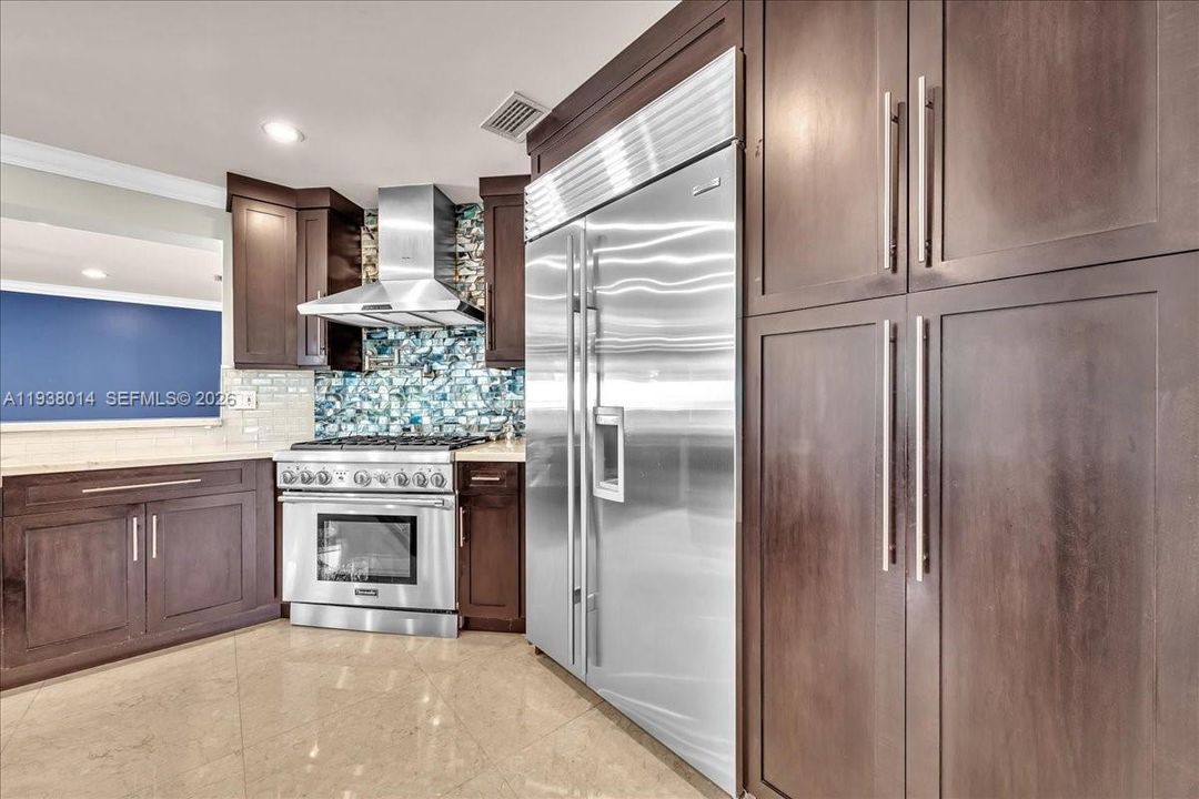 En Venta: $815,000 (4 camas, 2 baños, 2526 Pies cuadrados)