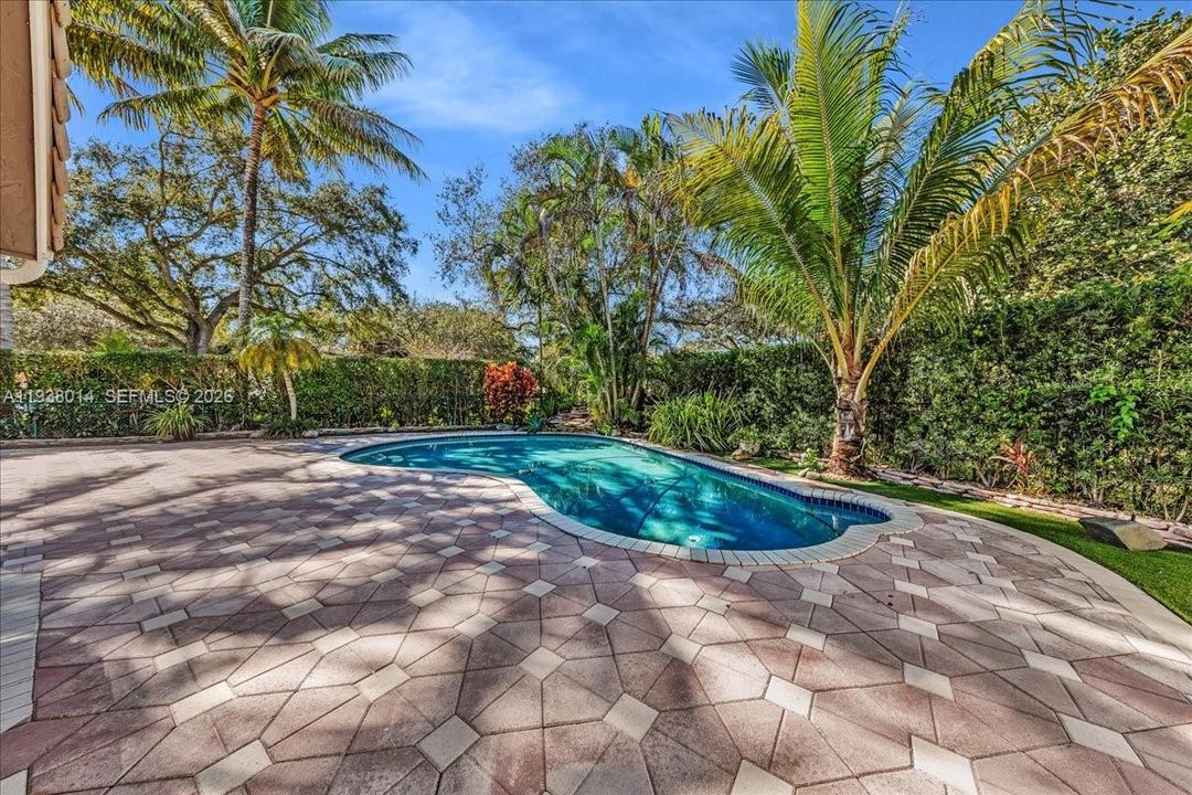 En Venta: $815,000 (4 camas, 2 baños, 2526 Pies cuadrados)