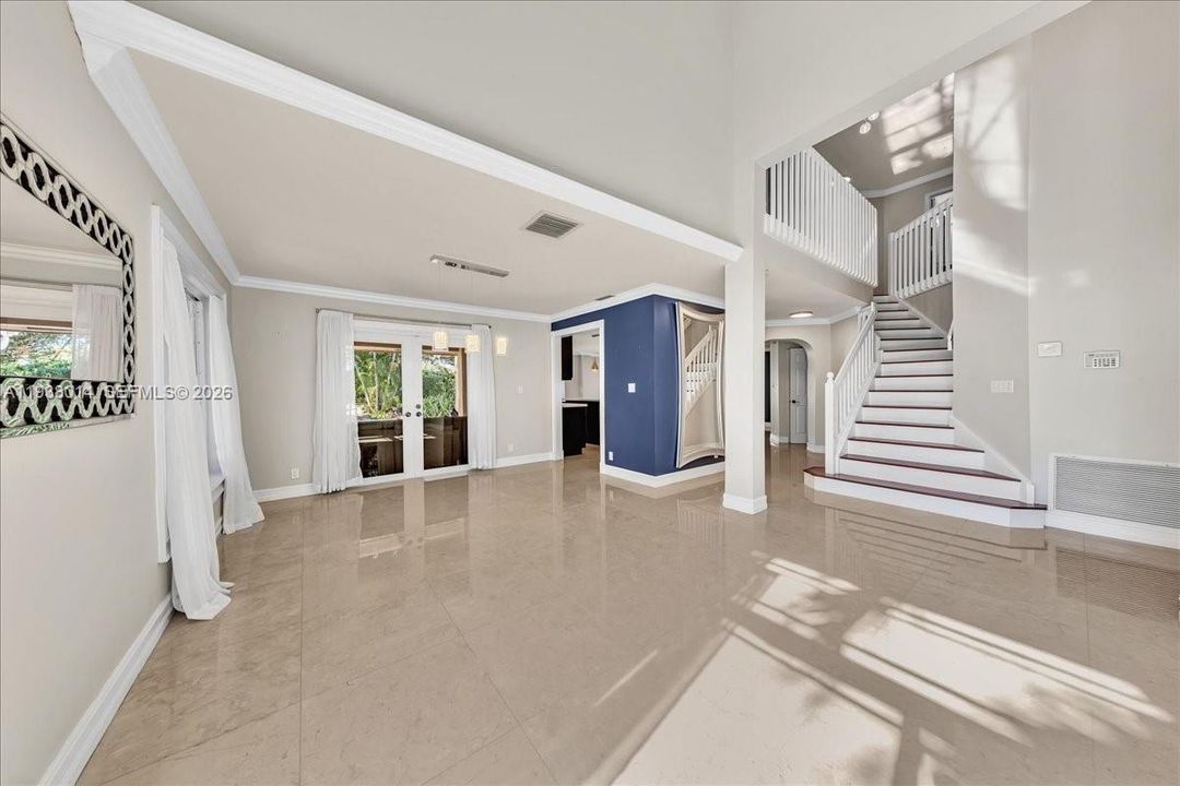 En Venta: $815,000 (4 camas, 2 baños, 2526 Pies cuadrados)