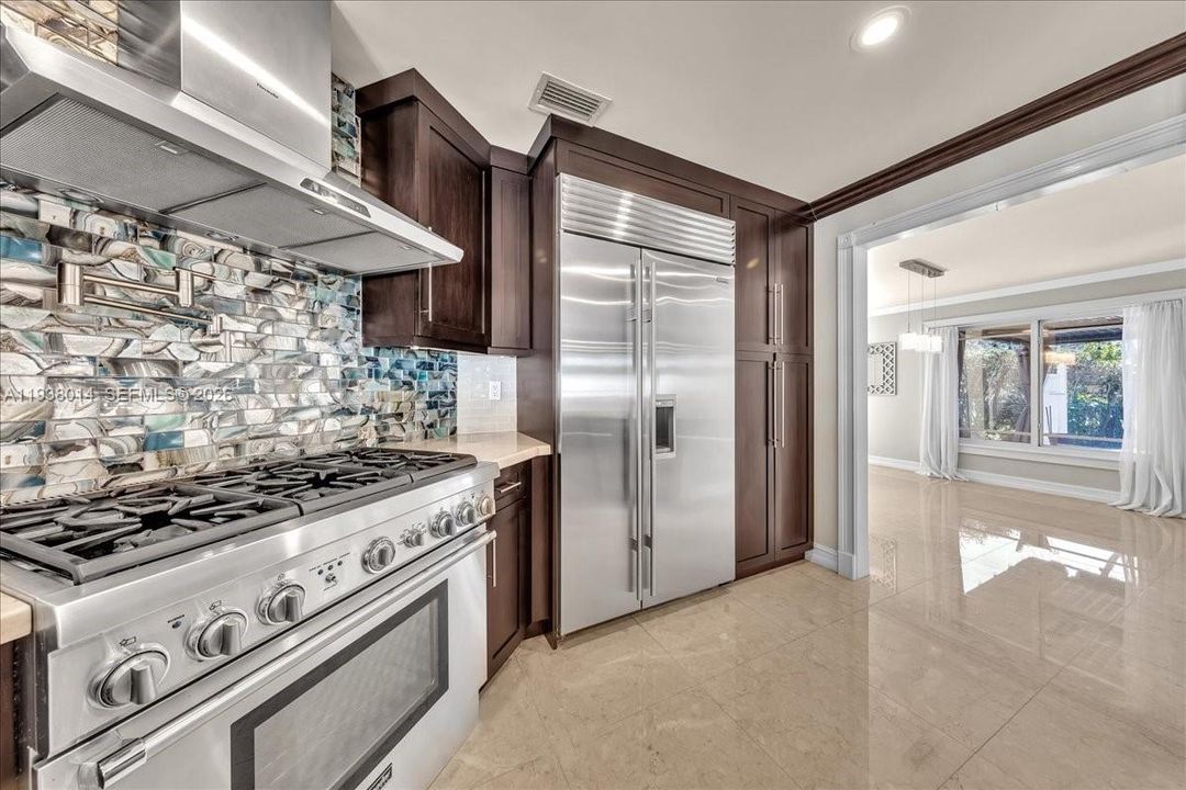 En Venta: $815,000 (4 camas, 2 baños, 2526 Pies cuadrados)