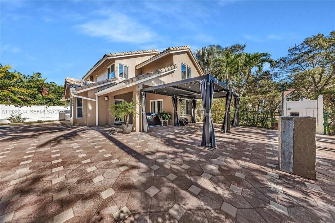 En Venta: $815,000 (4 camas, 2 baños, 2526 Pies cuadrados)