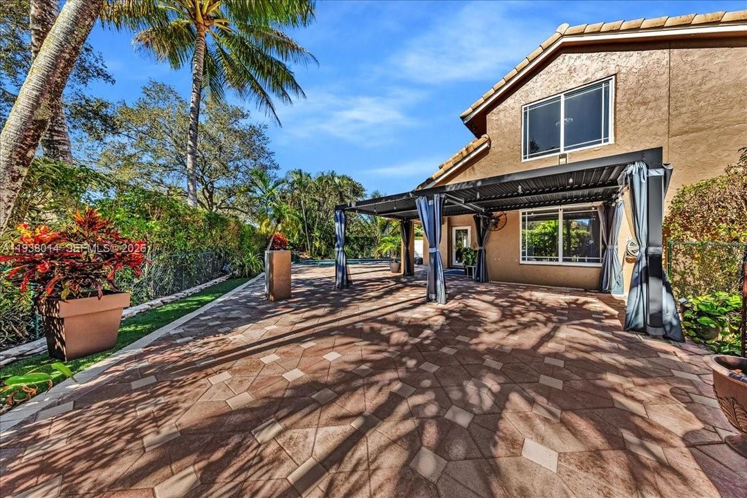 En Venta: $815,000 (4 camas, 2 baños, 2526 Pies cuadrados)