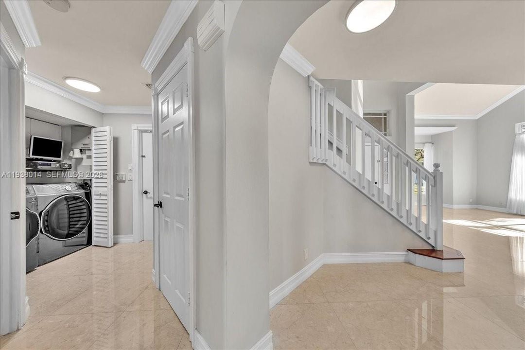 En Venta: $815,000 (4 camas, 2 baños, 2526 Pies cuadrados)