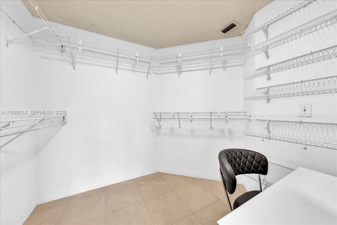 En Venta: $815,000 (4 camas, 2 baños, 2526 Pies cuadrados)