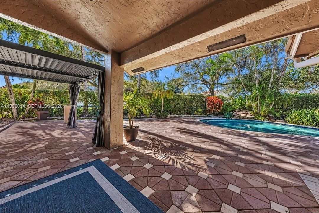 En Venta: $815,000 (4 camas, 2 baños, 2526 Pies cuadrados)