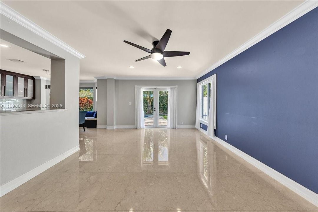 En Venta: $815,000 (4 camas, 2 baños, 2526 Pies cuadrados)