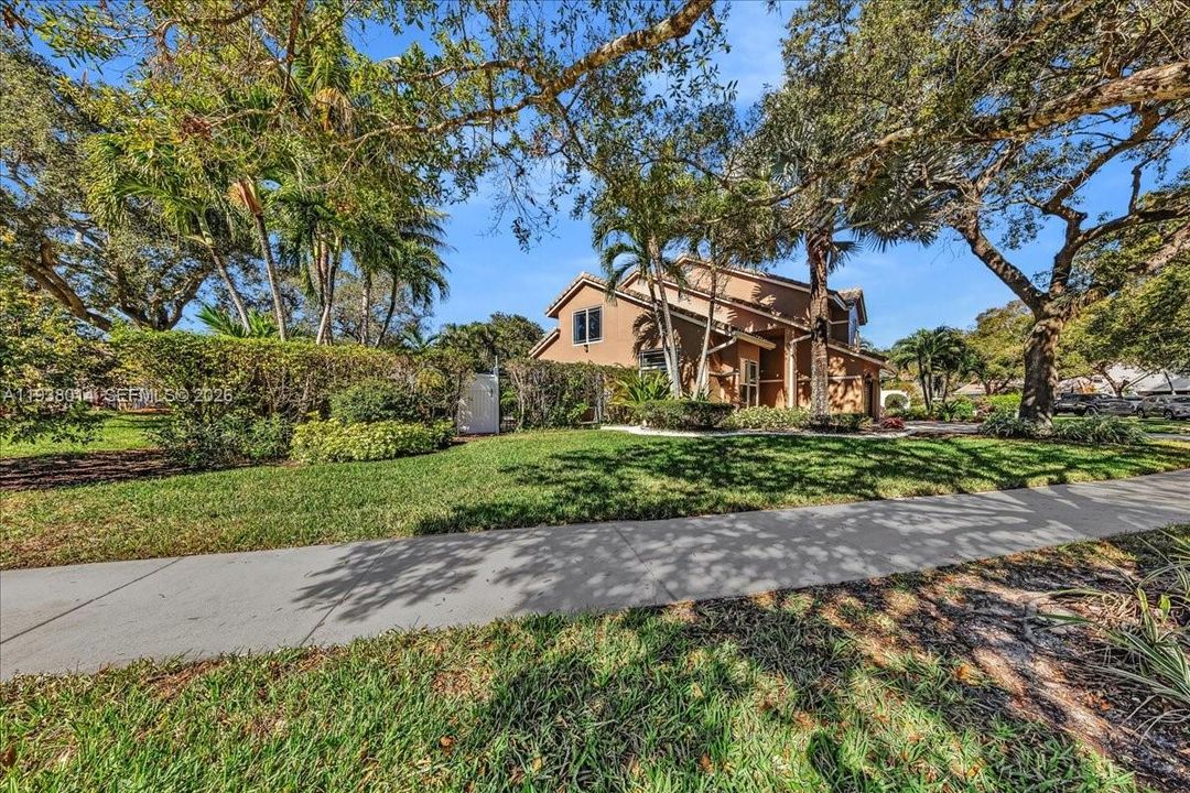 En Venta: $815,000 (4 camas, 2 baños, 2526 Pies cuadrados)