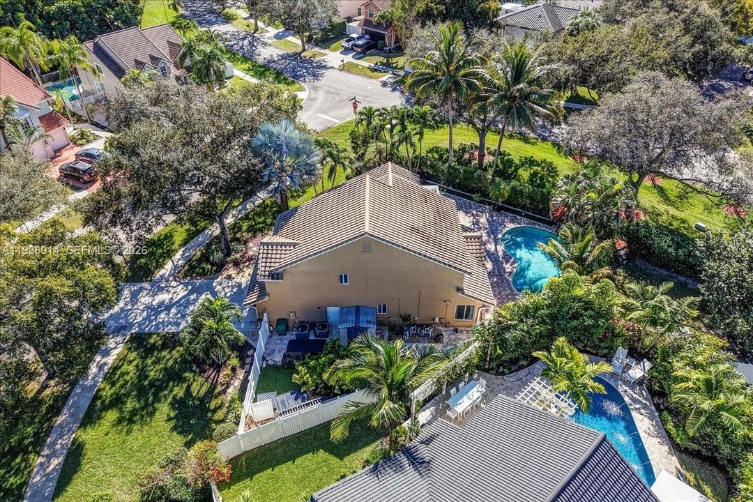 En Venta: $815,000 (4 camas, 2 baños, 2526 Pies cuadrados)