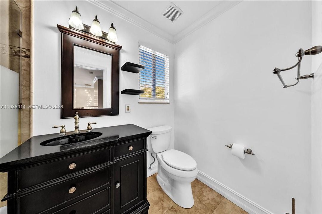 En Venta: $815,000 (4 camas, 2 baños, 2526 Pies cuadrados)