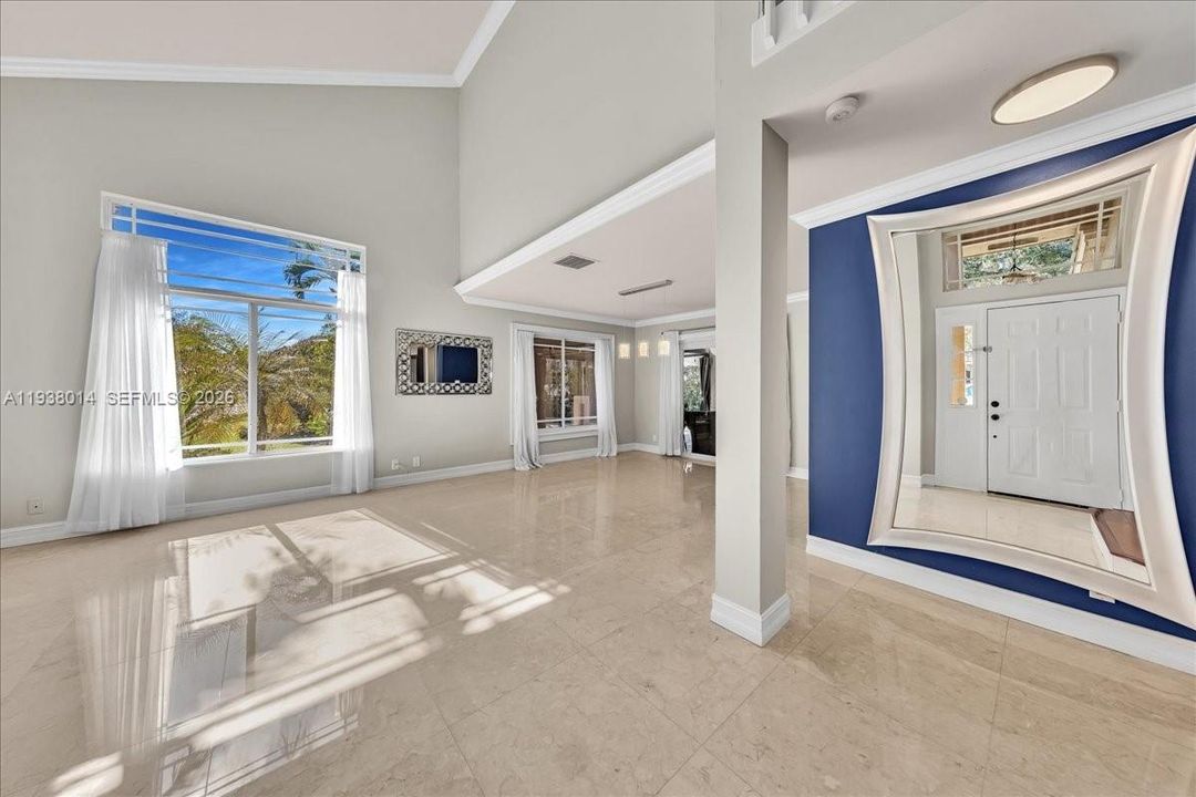 En Venta: $815,000 (4 camas, 2 baños, 2526 Pies cuadrados)