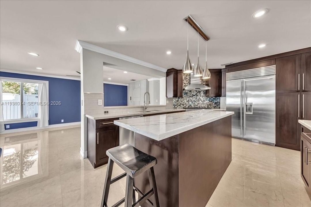 En Venta: $815,000 (4 camas, 2 baños, 2526 Pies cuadrados)