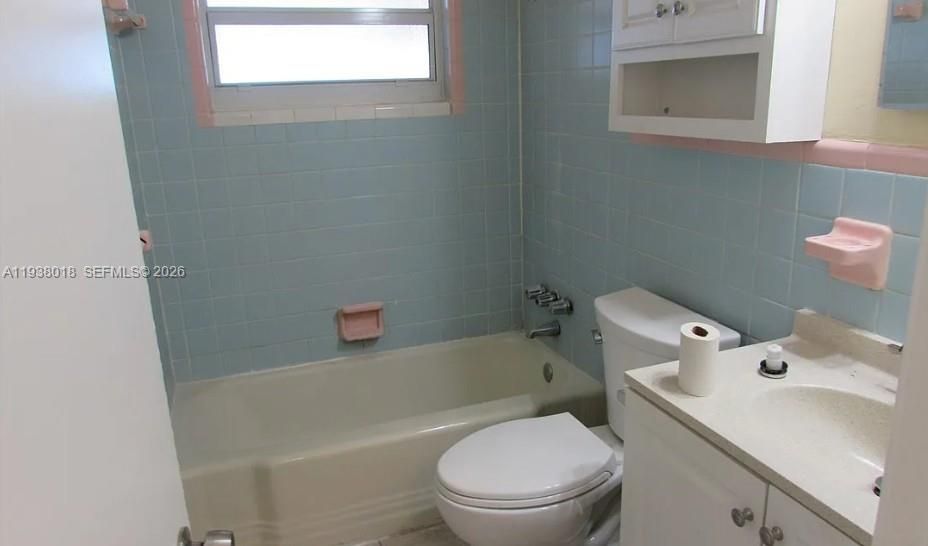For Rent: $1,700 (2 beds, 1 baths, 806 Square Feet)