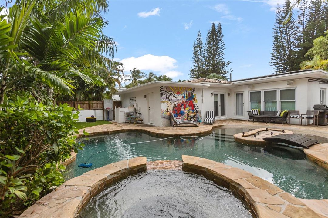 En Venta: $1,100,000 (3 camas, 2 baños, 1500 Pies cuadrados)