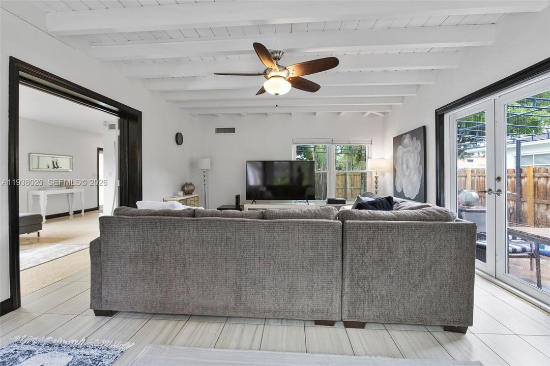 En Venta: $1,100,000 (3 camas, 2 baños, 1500 Pies cuadrados)