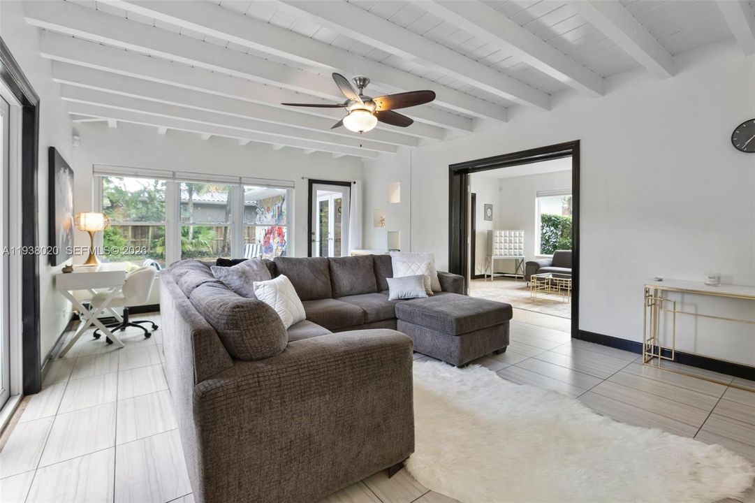 En Venta: $1,100,000 (3 camas, 2 baños, 1500 Pies cuadrados)