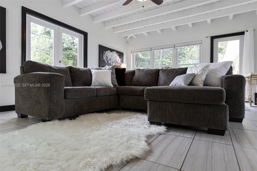 En Venta: $1,100,000 (3 camas, 2 baños, 1500 Pies cuadrados)