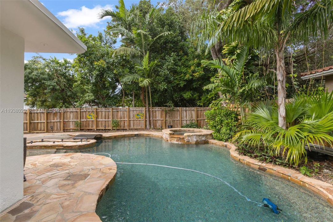 En Venta: $1,100,000 (3 camas, 2 baños, 1500 Pies cuadrados)