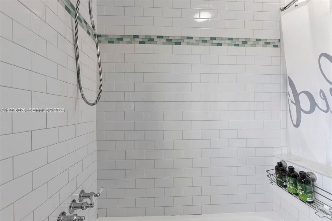 En Venta: $1,100,000 (3 camas, 2 baños, 1500 Pies cuadrados)