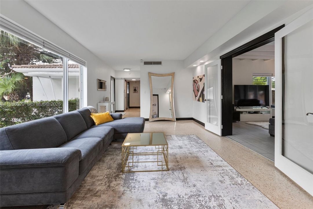 En Venta: $1,100,000 (3 camas, 2 baños, 1500 Pies cuadrados)