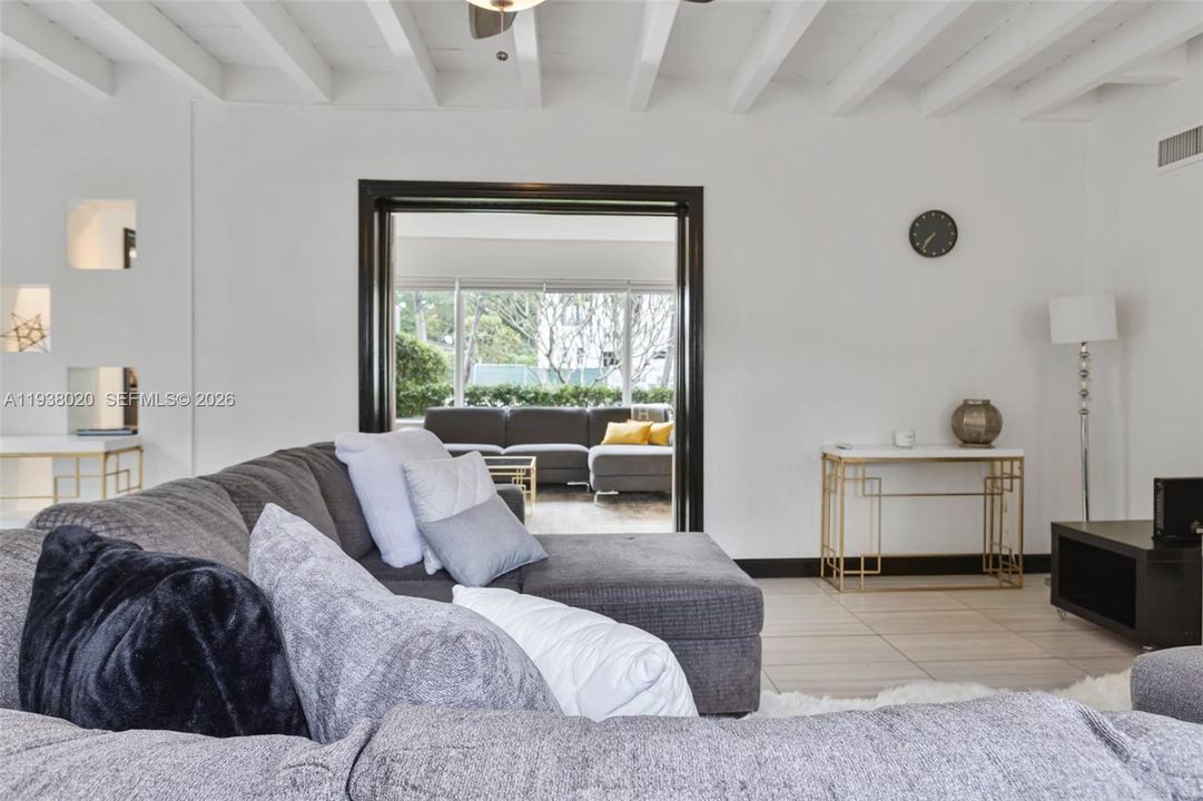 En Venta: $1,100,000 (3 camas, 2 baños, 1500 Pies cuadrados)