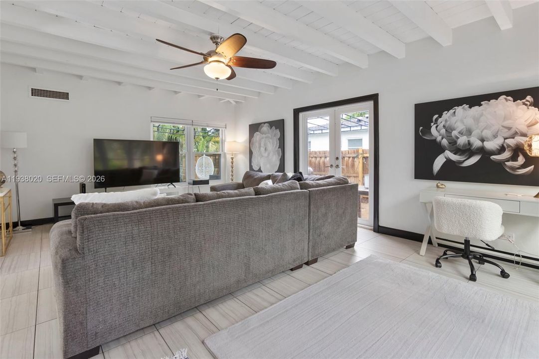 En Venta: $1,100,000 (3 camas, 2 baños, 1500 Pies cuadrados)