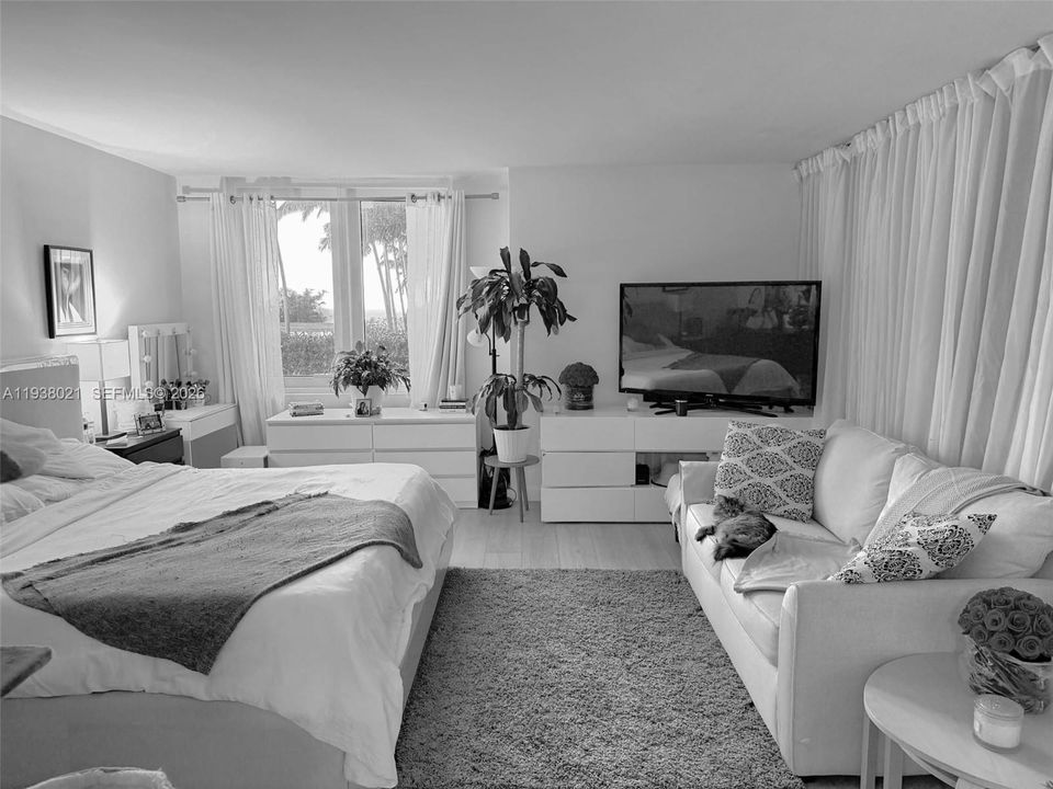 For Sale: $690,000 (0 beds, 1 baths, 660 Square Feet)