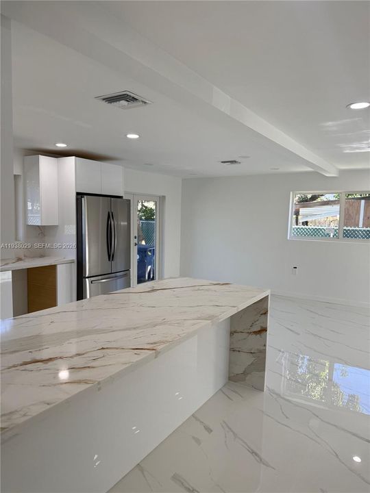 待售: $699,000 (2 贝兹, 2 浴室, 955 平方英尺)