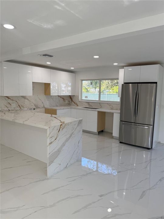 待售: $699,000 (2 贝兹, 2 浴室, 955 平方英尺)