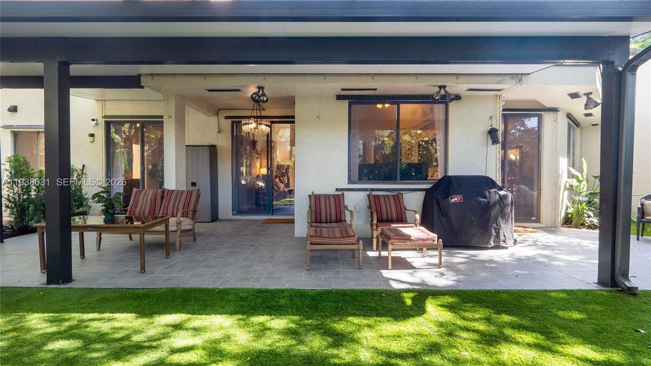 En Venta: $650,000 (3 camas, 2 baños, 2029 Pies cuadrados)